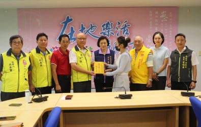 圓融行善團團長許誥（左4）、一竹慈善會理事長陳輝韓（左3）、中華勤正愛心關懷協會理事長許有來（右3）、鶯歌區長曾明華（右1）、市議員洪佳君（右2）等，一起將善款交給楊母。中為社會局長李美珍