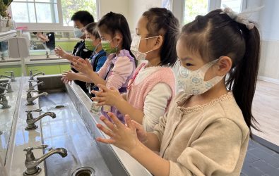 隨著9月開學，腸病毒病例持續增加，醫師提醒家長注意幼兒防護，勤洗手、戴口罩並留意警訊症狀。（資料照　記者陳雅芳攝）