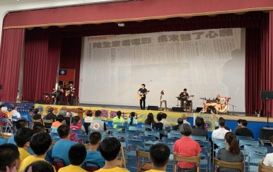 玫瑰墓樂團，以動人旋律與故事觸動人心，讓學生在音樂氛圍中感受生命的可貴。（圖/記者陳惲朋攝）