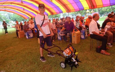 員林市公所在員林公園辦理114年度農機補助驗收，200位農民帶著「公所牌」農機具回娘家，場面熱鬧壯觀。（記者陳雅芳攝）