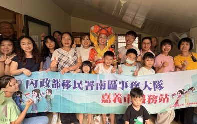新住民蔣萌女士應邀在嘉義市服務站的家庭教育課程，分享桂林人的日常-「打油茶文化」，並以阿里山茶葉結合桂林家鄉的傳統飲食「打油茶」。（圖/嘉義市服務站提供）