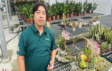 周家宏推廣多肉植物組合盆景的最要原因，如同養寵物般的陪伴感。（圖／記者周厚賢攝）