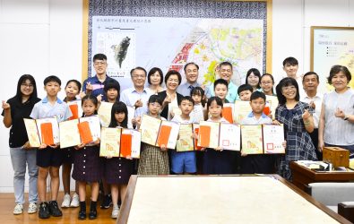 為鼓勵孩子養成閱讀習慣，彰化縣14名學生達線上閱讀認證「雲豹級」，今由縣長王惠美親自頒獎。（縣政府提供）