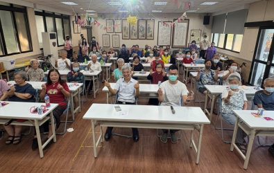 為幫助長輩防跌，中彰榮家邀職能治療師傳授肌少症預防與輔具使用方法。（中彰榮家提供）