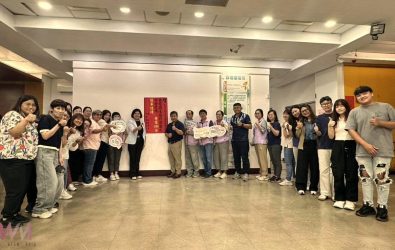 雲林縣社會處國民年金考核榮獲優等，縣長張麗善張貼紅榜勉勵。（圖／記者蘇榮泉攝）