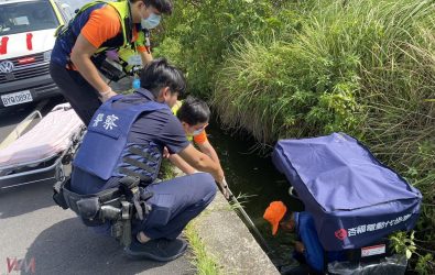 一名96歲洪姓老翁駕駛醫療代步車外出時，因不慎失控連人帶車跌入埔南村牛尿港分線水溝，警方與消防人員及時趕赴現場合力搶救。（圖／記者蘇榮泉翻攝）