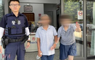 六旬失智婦女跌落在產業道路旁的水溝內受困，所幸及時被警方發現，避免意外發生，張男見妻子平安獲救，心中既慚愧又感激員警。（圖／記者蘇榮泉翻攝）