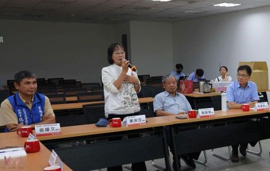 副縣長謝淑亞10日帶領建設處及勞動暨青年事務發展處前往建大輪胎股份有限公司，針對美國關稅政策衝擊與產業影響進行座談。（圖／記者蘇榮泉攝）