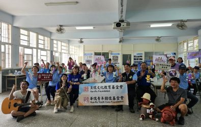 電台攜手「帶偶回家」陳威光、台南木吉他彈唱情歌王子蔡政翰前進社區做公益。(圖／電台提供)