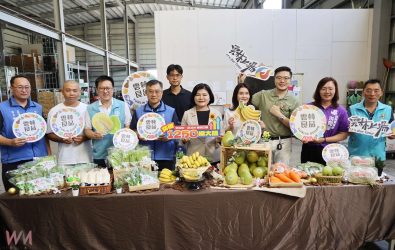 縣長張麗善率農業處長魏勝德、宜捷威農產公司總經理林延蓉、縣農會主任李政男及民意代表共同參與裝櫃啟航新加坡。（圖／記者蘇榮泉攝）