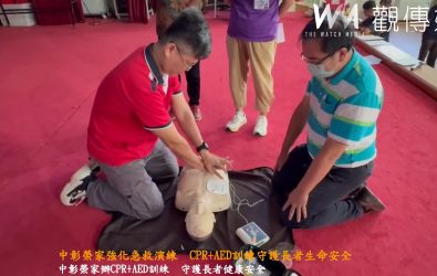 中彰榮家邀請台中榮總埔里分院專業護理人員授課，帶領職員工進行CPR及AED實地操作，確保長輩突發狀況時能即時搶救。（中彰榮家提供）