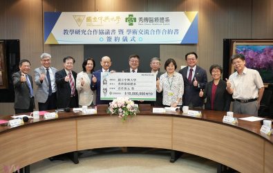中興大學與秀傳醫療體系簽署合作協議，協助醫學院在國際交流、學術研究及醫學教育等面向持續發展。（秀傳醫療體系提供）