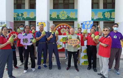 中秋將至，台南麻豆區榮民李雅雄親贈自家栽種文旦，慰問中彰榮家長輩，並提前送上節日祝福。（中彰榮家提供）