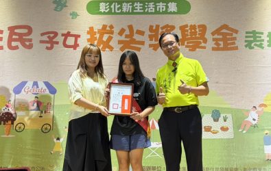 彰化市公所舉辦「新生活市集」，結合異國美食與手作市集，同時表揚24名新住民子女拔尖獎學金得主。（記者陳雅芳攝）