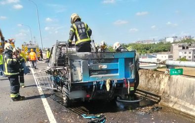 1140913-211國道一號高架貨車起火，警消迅速排除。