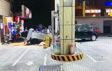 1140914-211龜山加油站車輛爆衝 騎士受傷幸無大礙