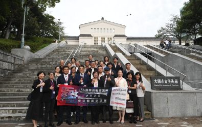 彰化縣長王惠美率隊赴日，「2025東亞藝術交流展」在大阪盛大登場，31件臺灣作品吸引日本觀眾目光。（彰化縣政府提供）