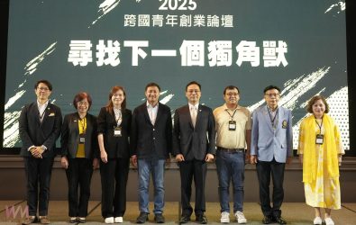 駐泰國大使藍夏禮（左5）、公使董思齊（左1）、執行長李發順（左4）、台商總會長陳漢川（右2）、名譽總會長郭修敏（左2）、會長黃啟碩（右3）、主席張玲琴（右1）及組長張逸品（左3）合影。（圖／虎科大提供）