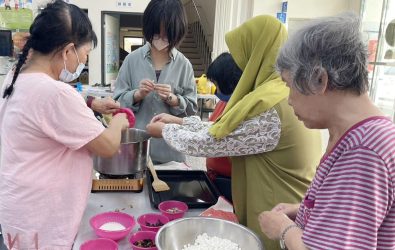 大葉大學與大村鄉加錫社區合作舉辦「米遇甜點」，民眾親手將傳統米香與法式甜點元素結合，創作創意甜點。（大葉大學提供）
