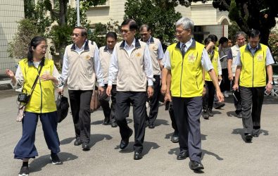 輔導會主任委員嚴德發到中彰榮家，視導第47屆榮民節籌備工作，肯定各單位用心規劃，強調安全與多元服務的重要性。（中彰榮家提供）