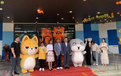 嘉義縣長翁章梁與金獎創意行銷公司總經理賴首富等人，共同為全台首座「好想兔海洋探險島」舉行揭幕啟動儀式。（圖/記者陳惲朋攝）