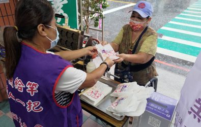 小小發票，大大溫暖。人安基金會舉辦「發票換雞蛋糕」公益活動，民眾捐發票就能支持單親媽媽與弱勢群體。（人安基金會提供）