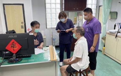 彰化榮家長者身心健康有保障，邀請身心科醫師駐診，協助改善失眠、焦慮等問題。（彰化榮家提供）