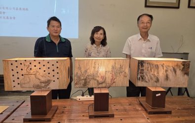 (由左至右)嘉義酒廠副廠長葉慶鍾、嘉義市美術協會理事長黃寶賢、若竹兒教育基金會董事長林朋輝為彩繪檯燈愛心點燈。(圖／記者邱嘉琪攝)