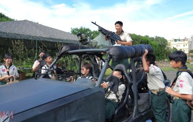 「全民國防教育走入鄉里」活動20日首度在雲林登場，現場結合靜態裝備展示與動態表演，吸引大批民眾參與。（圖／記者蘇榮泉攝）