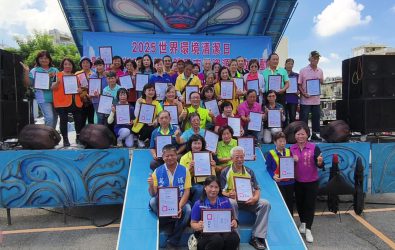 為響應「世界環境清潔日」，彰化市公所舉辦誓師大會與跳蚤市場，號召逾800位環保義工，展現全民守護環境的決心。（記者陳雅芳攝）