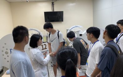 國防醫學大學藥學系師生及校友，參觀員榮醫療體系員榮醫院員生院區高壓氧中心。（員榮醫療體系提供）