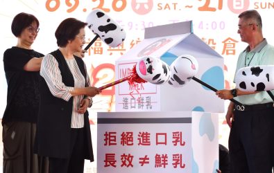 彰化乳牛節在福興穀倉熱鬧開跑，縣長王惠美到場推廣國產鮮乳，現場免費試喝鮮乳、親子闖關、餵牛體驗，全家大小都能玩得開心。（縣政府提供）