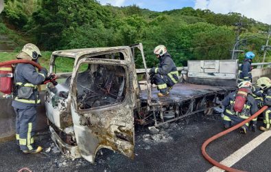 1140922-211 國道1號桃園段小貨車突起火 警消急馳滅火。