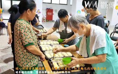 彰化榮家舉辦手作麵包課程，長輩親手製作蔥花與紅豆麵包，享受烘焙樂趣，也喚回家的味道。（記者陳雅芳攝）