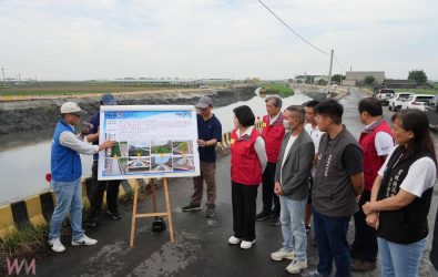 縣長張麗善22日偕同立委丁學忠、議員吳蕙蘭到舊虎尾溪媽埔橋下游視察清淤工程，提醒縣民提前做好防颱準備。（圖／記者蘇榮泉攝）