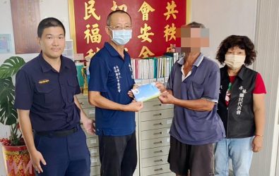 善款在陳盈璇代表與黃志青警員的見證下，正式轉交給楊家，家屬接過這筆及時雨般的款項時，感動落淚。（圖／記者蘇榮泉翻攝）