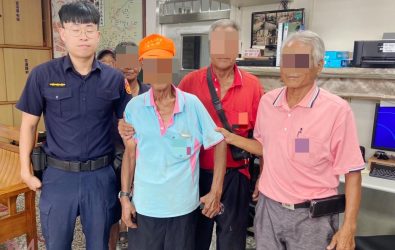 在北港警方積極聯繫下，家屬很快趕到派出所，與平安無恙的康姓老翁團聚，並當場辦理撤銷協尋。（圖／記者蘇榮泉翻攝）