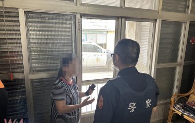 布袋派出所所長何維灝、警員李勍趕抵現場後，發現是典型的詐騙手法，即協助婦人封鎖對方來電，成功攔阻婦人遭詐。（圖/布袋分局提供）