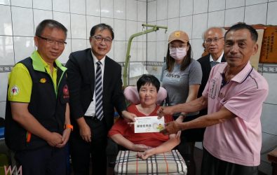 部長鄭銘謙親自致贈中秋慰問金，象徵司法不僅伸張正義，也在背後默默守護被害人及其家屬。（圖／犯保雲林分會提供）