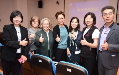 1140923-211桃園市總工會舉行「關稅對產業的衝擊影響」勞資座談，理事長陳若蘭(右二)與企業界代表合影