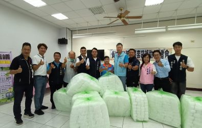 員林市公所發放「公所牌水果套袋」，助果農減少病蟲害、水果更漂亮、食安更有保障。（員林市公所提供）