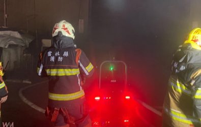 林內鄉24日凌晨驚傳火警，位於三權路343號的蘋果王公司木材工廠發生大火，濃煙直竄天際，火勢猛烈。（圖／雲林縣消防局提供）