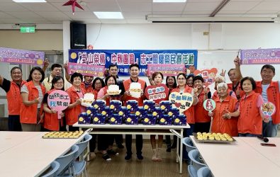 中秋將至，彰化榮民服務處攜手榮欣志工，在二林區社福中心手作月餅，把關懷和祝福送到榮民長輩手中。（彰化榮民服務處提供）