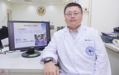 陳良一醫師提醒若發現長輩走路變慢、健忘、頻尿或失禁，應盡早帶往神經科檢查，避免誤以為只是老化而錯失治療黃金期。（圖／成大斗六分院提供）