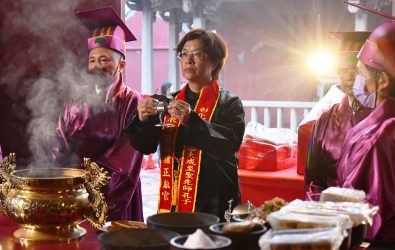 為紀念孔子誕辰2575週年，彰化孔子廟舉行釋奠典禮，縣長王惠美率師鐸獎得主獻禮，學子表演六佾舞、通過勤學門祈智慧，場面莊嚴隆重。（縣政府提供）