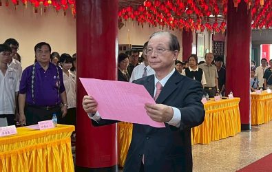 適逢孔子2576周年誕辰，八卦山大佛寺大成殿熱鬧舉行祭孔活動，師生吟詩致敬至聖先師。（八卦山大佛寺提供）