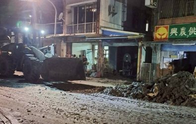 1140928-211陸軍53工兵群721F裝土機夜間協助道路清淤。