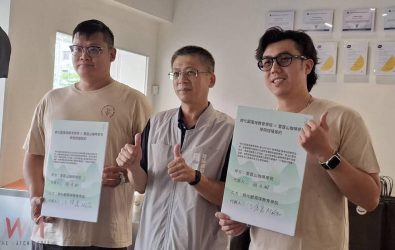 孵化獸風味教育學院與雷霆山咖啡學苑於嘉義市舉辦「學院授權簽約儀式」暨《2025 一念一栗雲南咖啡線上烘豆賽》啟動儀式，讓嘉義市精品咖啡教育與國際產業鏈結的新里程碑。（圖/記者陳惲朋攝）