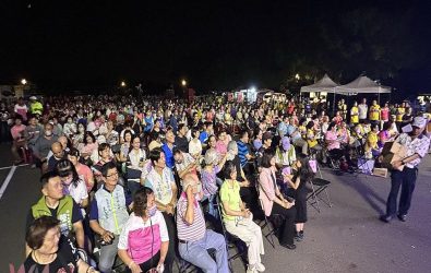 逾千位鄉親三年來年年參加鄉間小路活動，他們愛在秋分夜色的美好旋律。（圖／記者周厚賢攝）