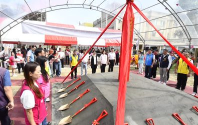 伸港鄉埤墘社區活動中心舉行動土，預計明年底完工，將提供居民舒適活動空間，也同步募集物資支援花蓮救災。（縣政府提供）